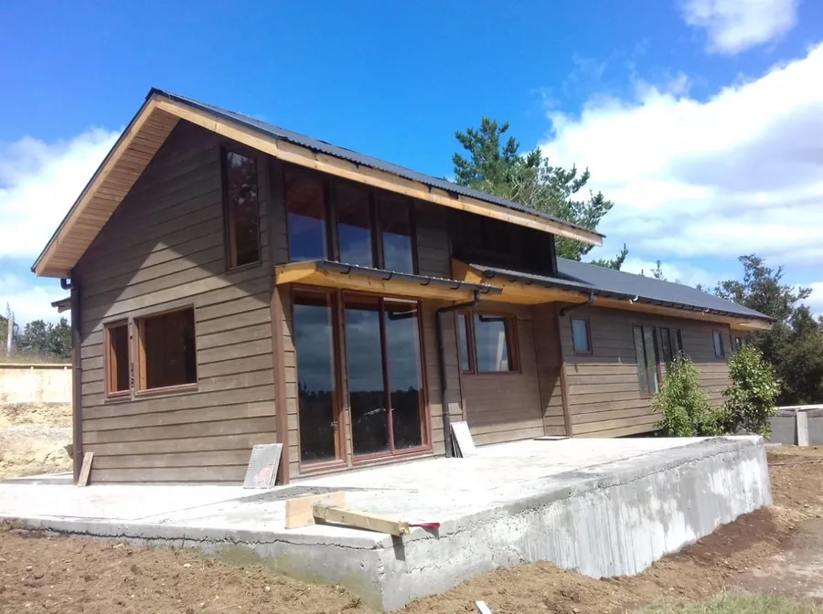 Fachada de la Casa La Goleta en madera con grandes ventanales